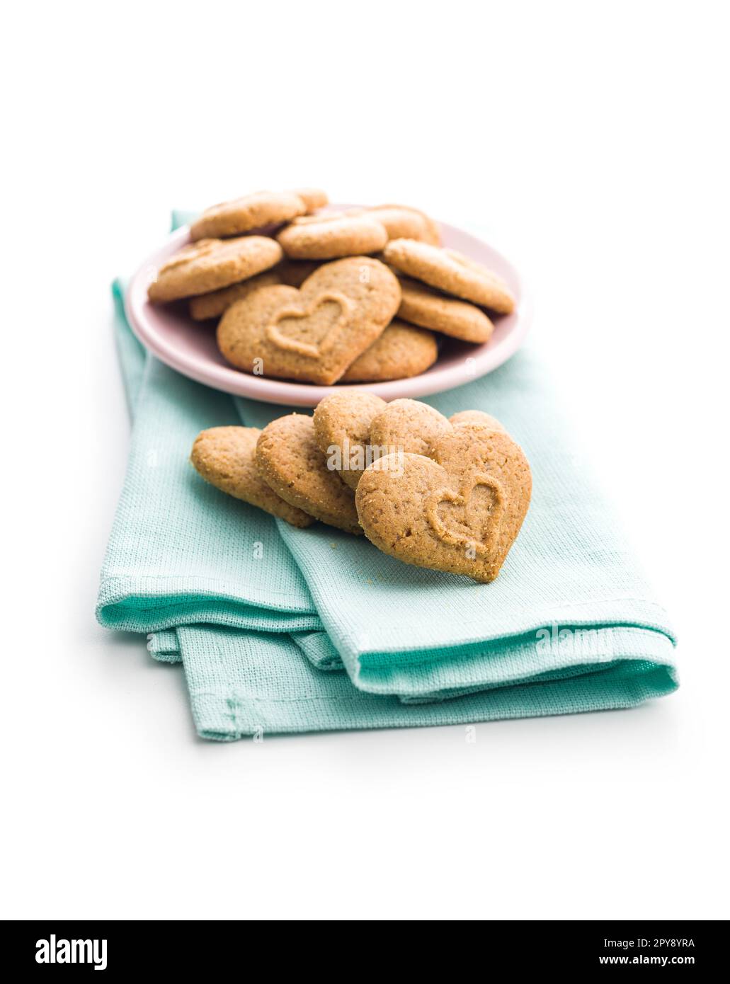 Süße Lebkuchenherzen auf Serviette isoliert auf weißem Hintergrund. Stockfoto