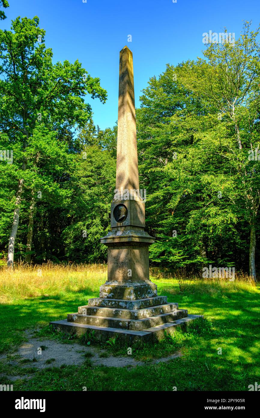 Gedenksäule für Hans Römer im Waldgebiet Almindingen auf der Insel Bornholm, Dänemark, Skandinavien, Europa. Stockfoto