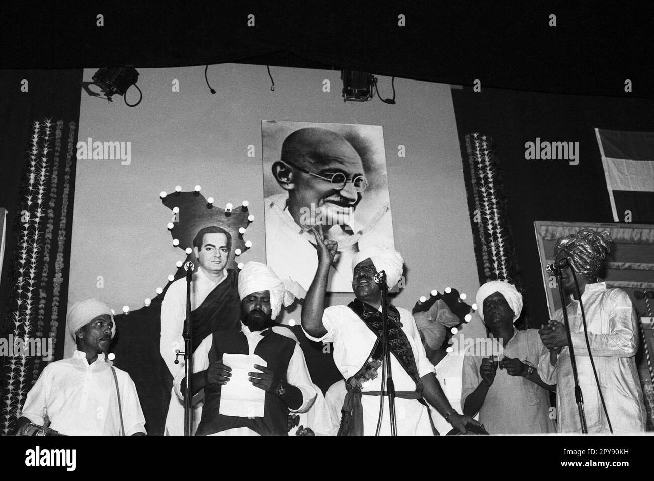 Poster von Rajiv Gandhi auf der Karte Indiens, Poster von Mahatma Gandhi, Kongress-Parteitag, Indien Stockfoto