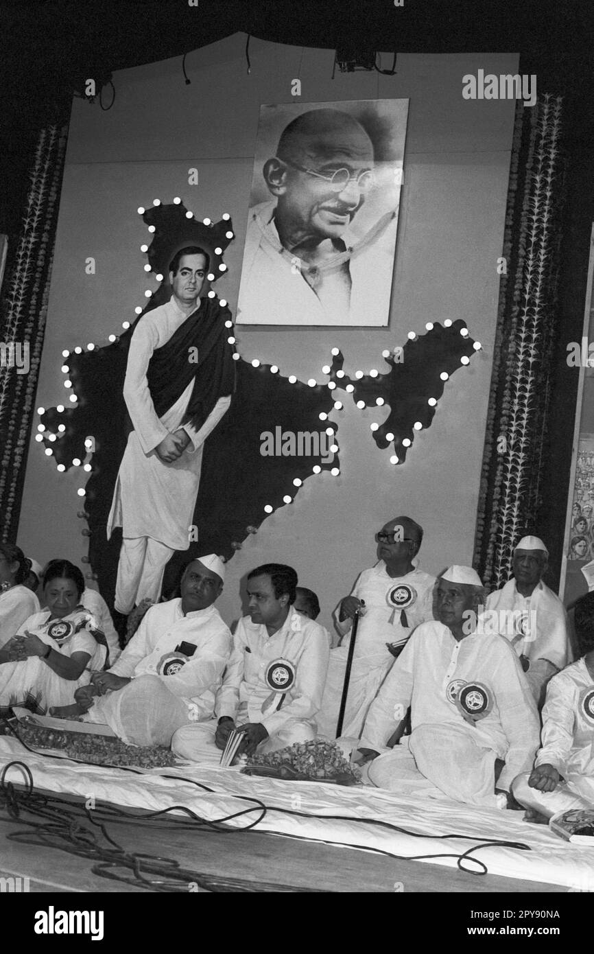 Poster von Rajiv Gandhi auf der Karte Indiens, Poster von Mahatma Gandhi, Kongress-Parteitag, Indien Stockfoto