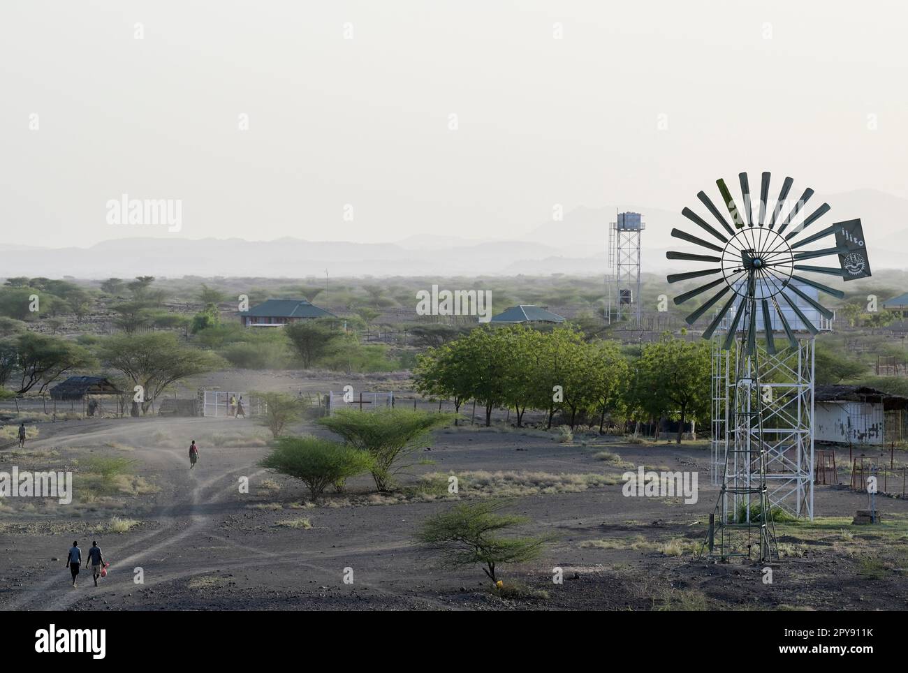 KENIA, Turkana, Dorf Nariokotome, Brunnen mit Windenergiepumpe an der Missionsstation Stockfoto