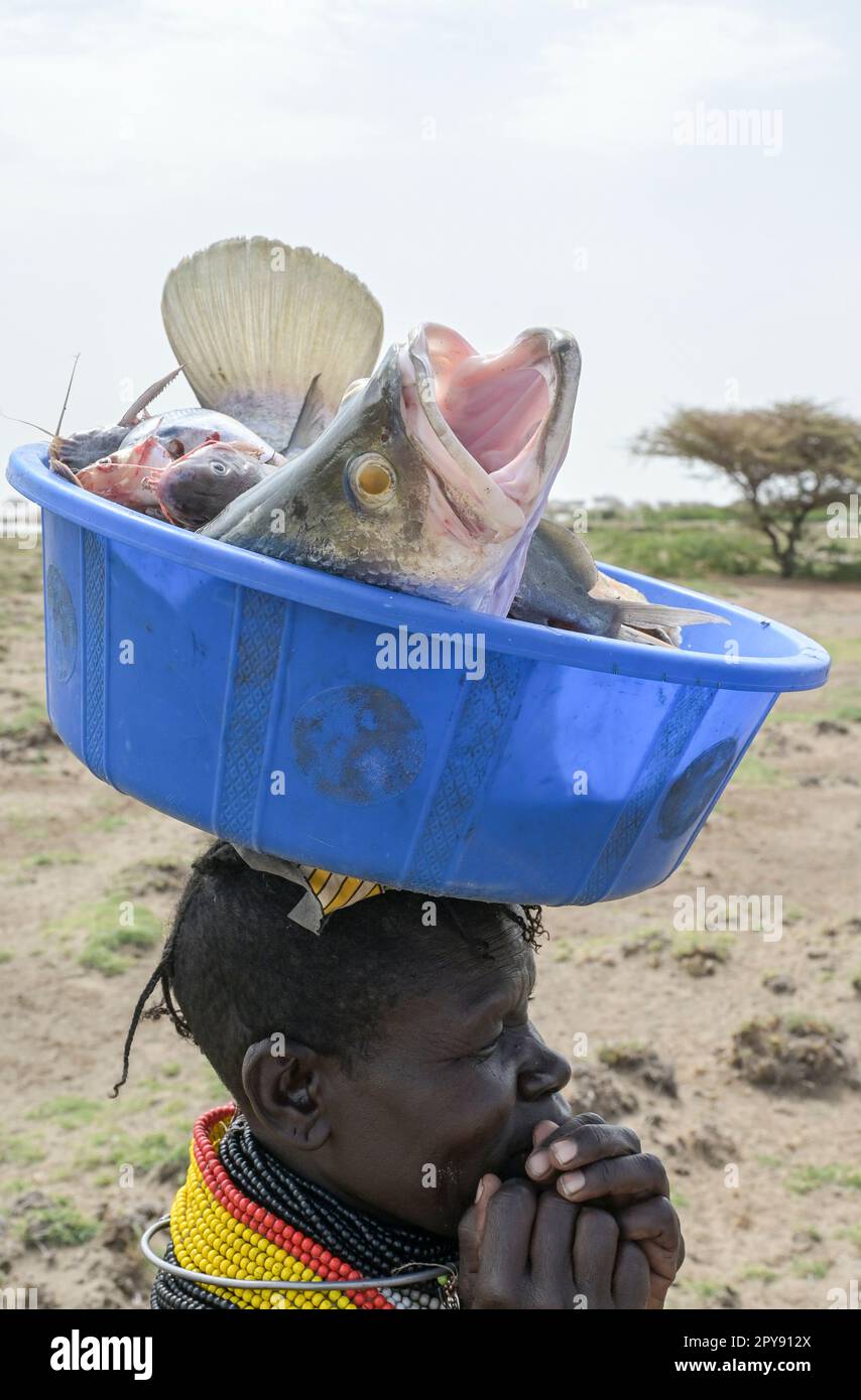 KENIA, Turkana, Dorf Anam am Turkana-See, Fischerfrau mit Nilbarsch/KENIA, Turkana, Dorf Anam am am Turkana-See, Fischer Stockfoto