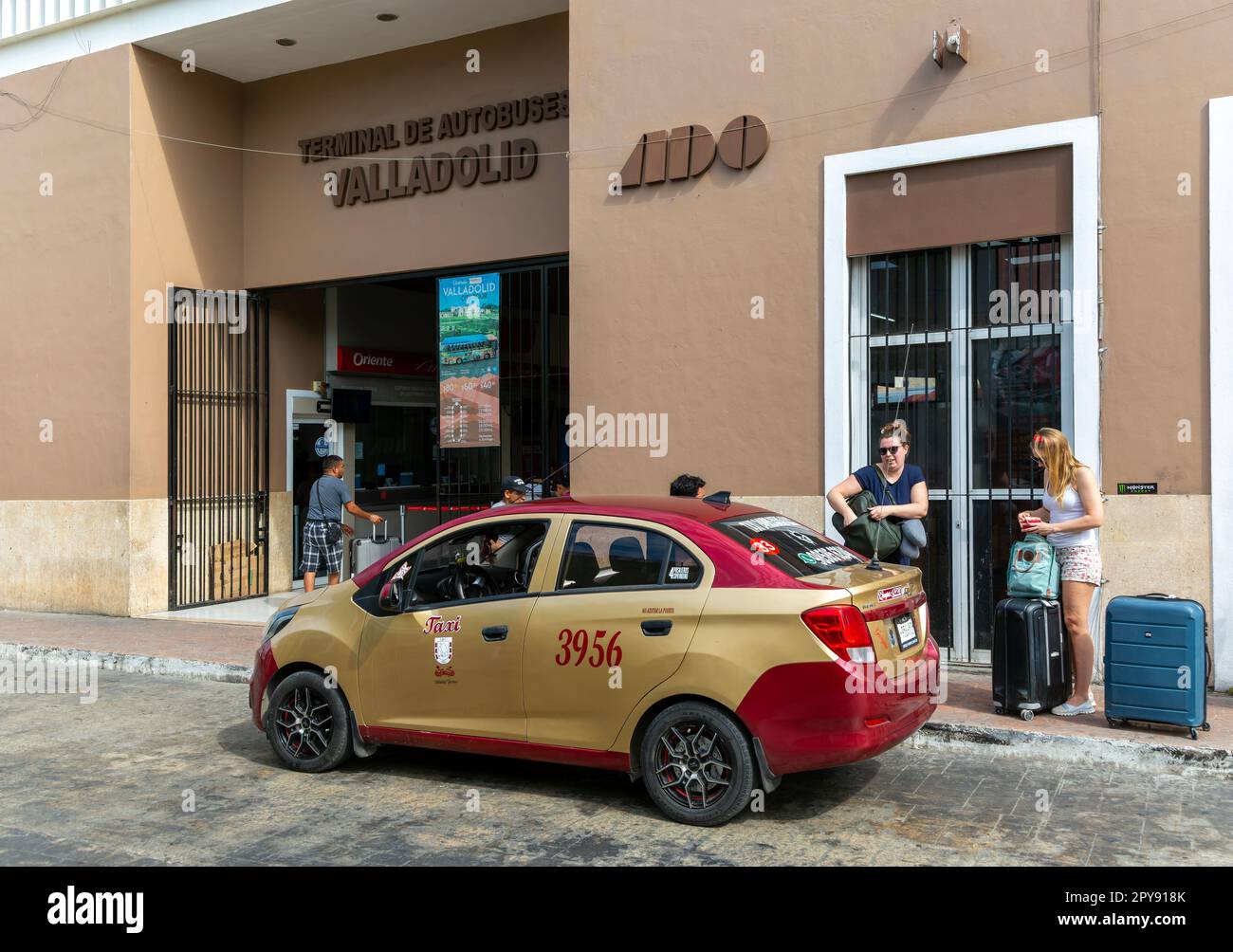 Lokales Taxifahrzeug vor dem ADO-Busbahnhof Terminal, Valladolid, Yucatan, Mexiko Stockfoto