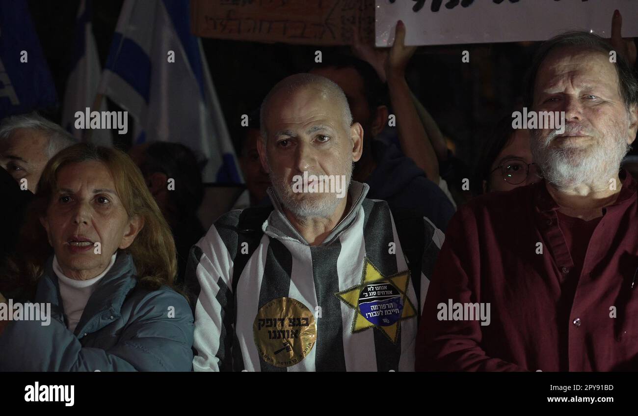 TEL AVIV, ISRAEL - APRIL 30: Ein rechtsgerichtlicher Demonstrante trägt ein Scheinkostüm und einen gelben Stern während einer Demonstration von Reformbefürwortern, die die Wiederaufnahme der Justizreform in der Nähe des Wohnsitzes des ehemaligen Präsidenten des Obersten Gerichtshofs, Aharon Barak, forderten, der ein lautstarker Kritiker der Justizreform der Netanjahu-Regierung war Planen Sie am 30. April 2023 in Tel Aviv, Israel. Stockfoto