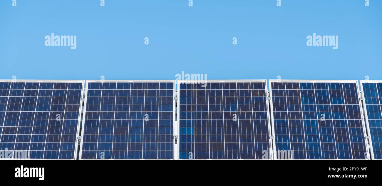 Sonnenkollektoren im australischen Haus an einem sonnigen Tag vor blauem Himmel Stockfoto