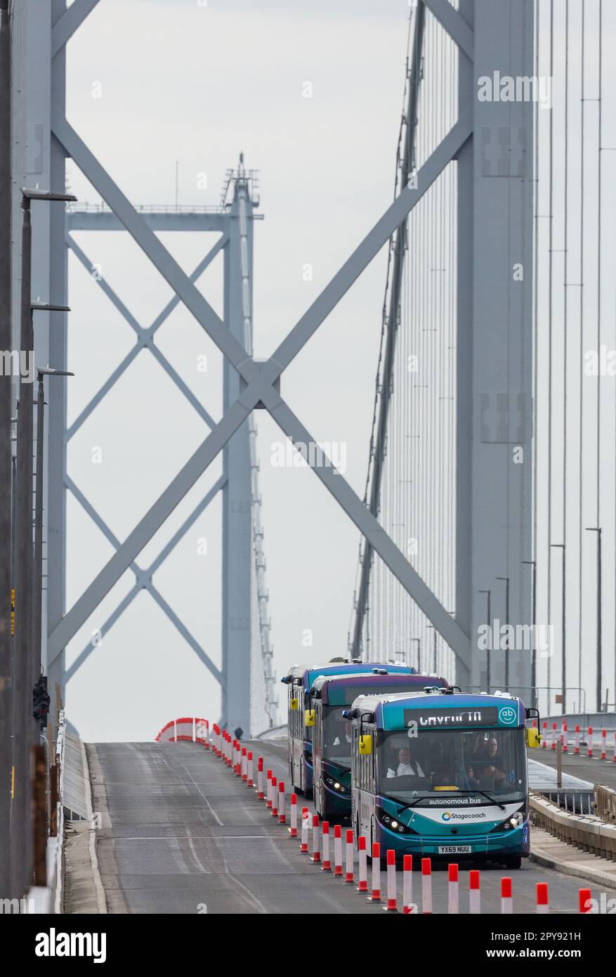 North Queensferry, Fife, Schottland. 03. Mai 2023 Postkutsche, die autonome Busse über die Forth Road Bridge nach Edinburgh ausprobiert. © Richard Newton/Alamy Live News Stockfoto