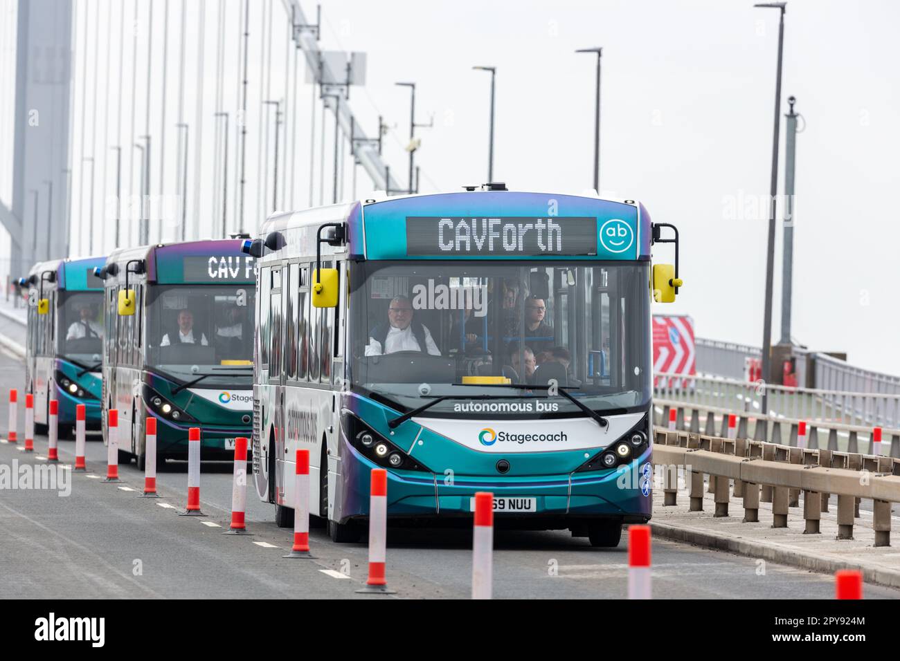North Queensferry, Fife, Schottland. 03. Mai 2023 Postkutsche, die autonome Busse über die Forth Road Bridge nach Edinburgh ausprobiert. © Richard Newton/Alamy Live News Stockfoto