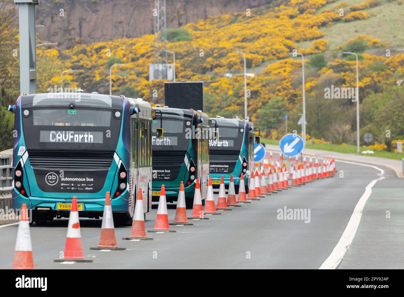 North Queensferry, Fife, Schottland. 03. Mai 2023 Postkutsche, die autonome Busse über die Forth Road Bridge nach Edinburgh ausprobiert. © Richard Newton/Alamy Live News Stockfoto