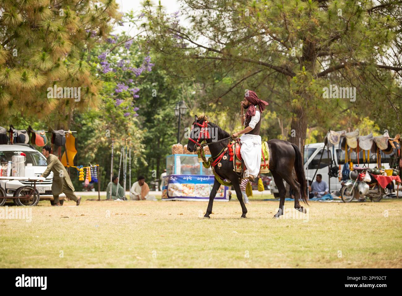 Pakistan, asiatischer Reiter auf dem traditionellen Islamabad Championship Zeltverankerungsfestival in Islamabad Zeltverankerung . 30-April-2023 Stockfoto