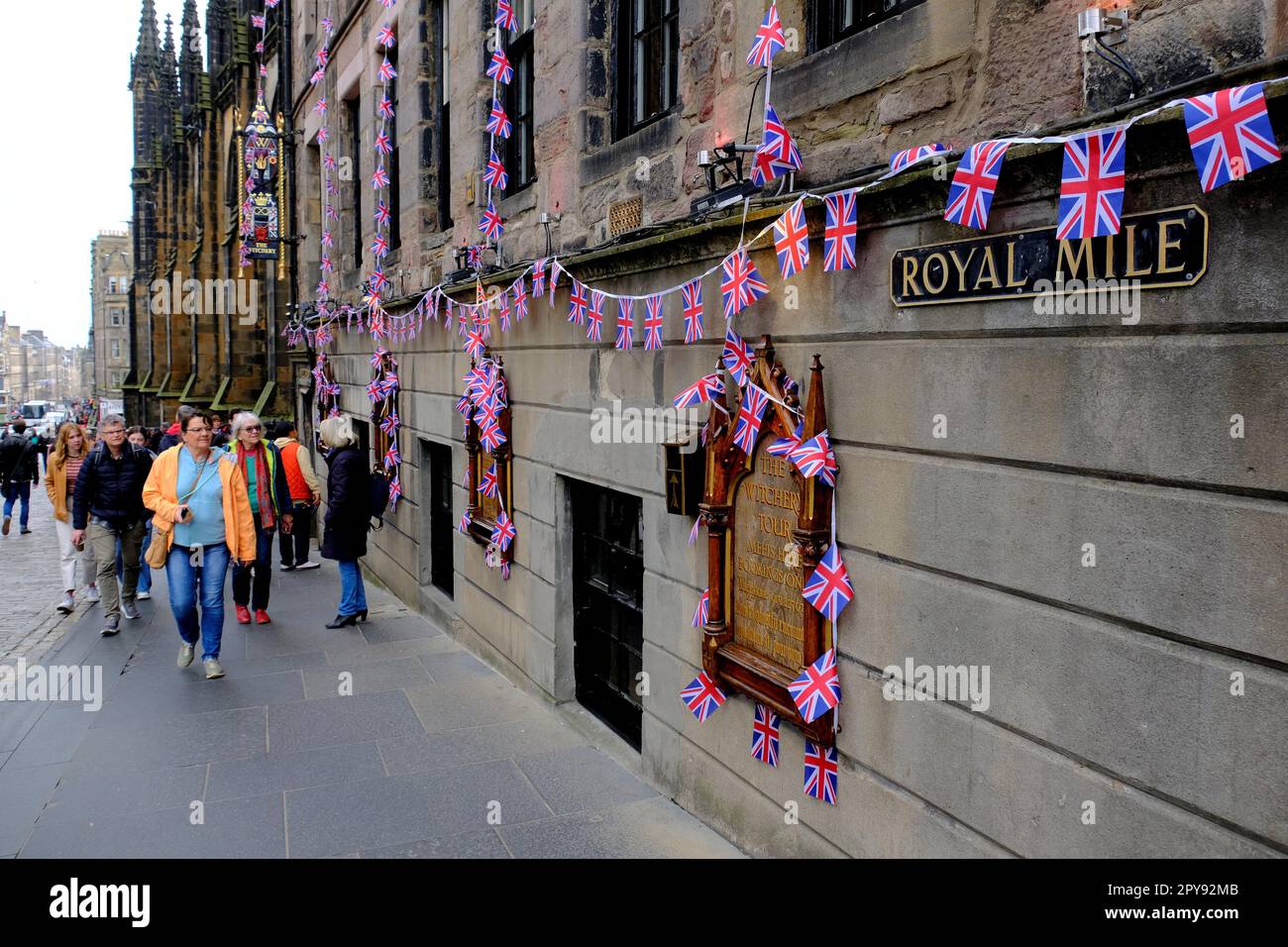 Edinburgh, Schottland, Großbritannien. 3. Mai 2023 Vorbereitungen für die Krönung von König Karl III. Am Samstag, den 6. Mai 2023, in Westminster Abbey in vollem Gange entlang der Royal Mile. Kredit: Craig Brown/Alamy Live News Stockfoto