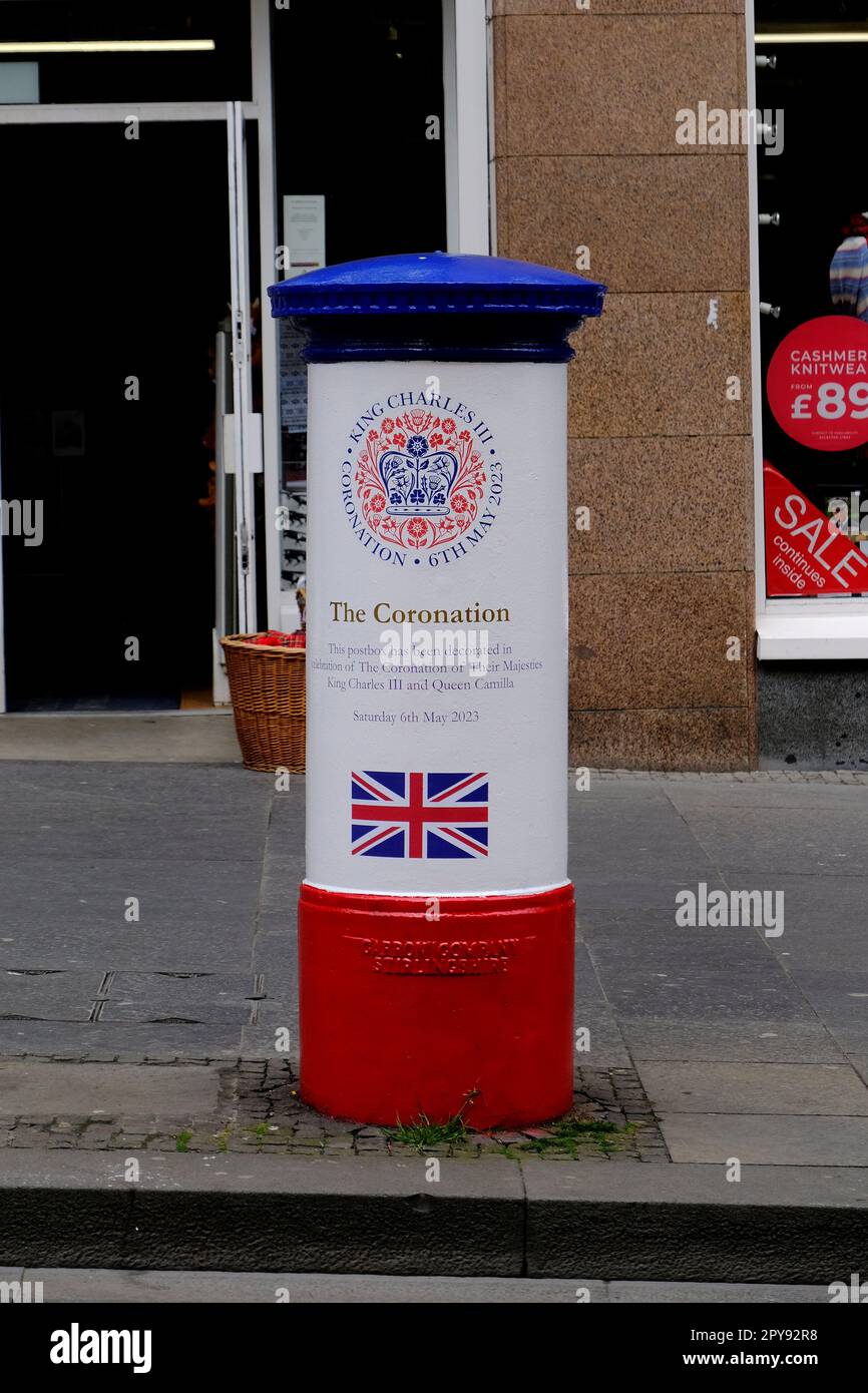 Edinburgh, Schottland, Großbritannien. 3. Mai 2023 Vorbereitungen für die Krönung von König Karl III. Am Samstag, den 6. Mai 2023, in Westminster Abbey in vollem Gange entlang der Royal Mile. Briefkasten in Rot, Weiß und Blau. Kredit: Craig Brown/Alamy Live News Stockfoto