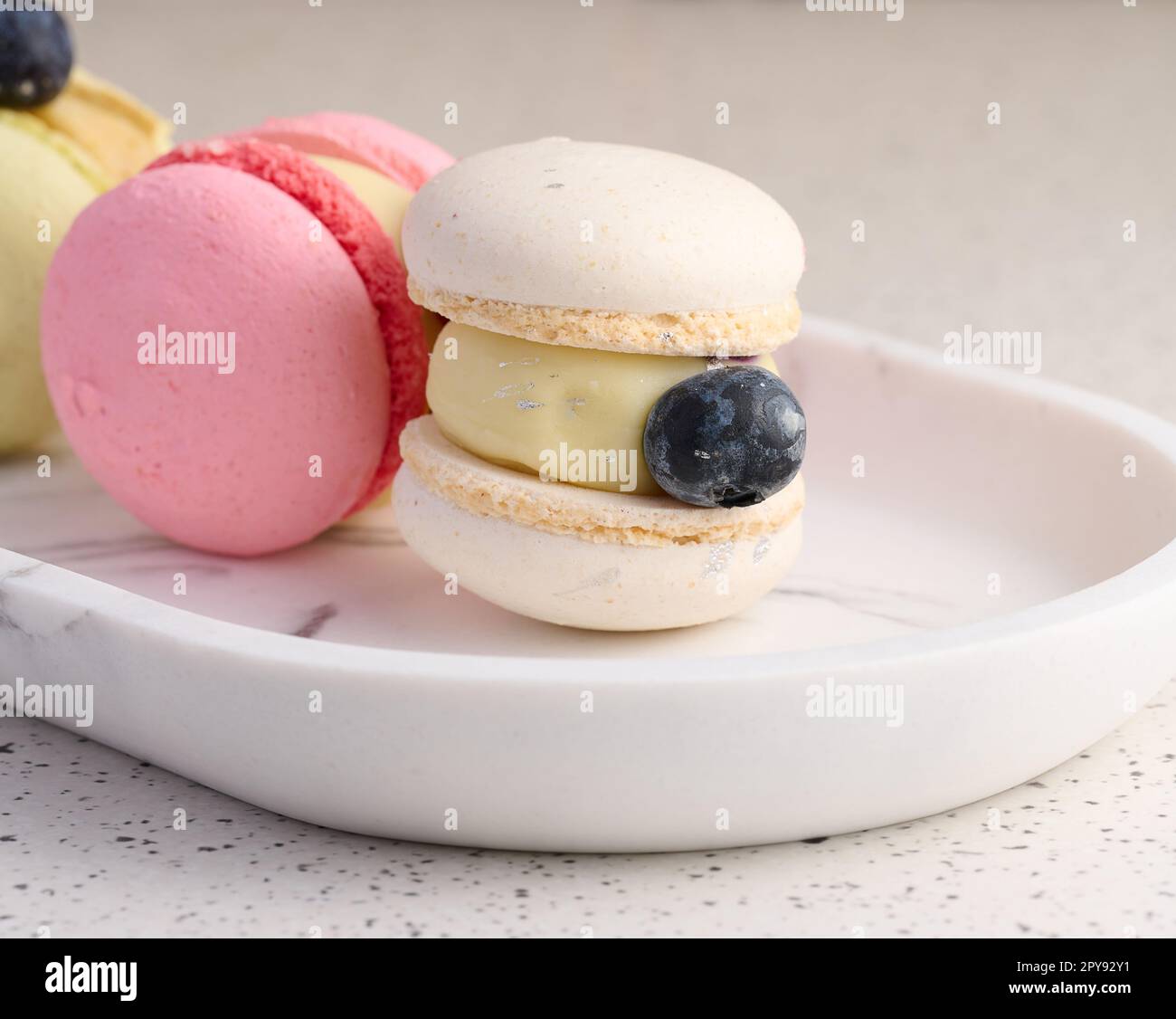 Gebackene Makronen mit verschiedenen Geschmacksrichtungen auf dem Tisch, Dessert Stockfoto