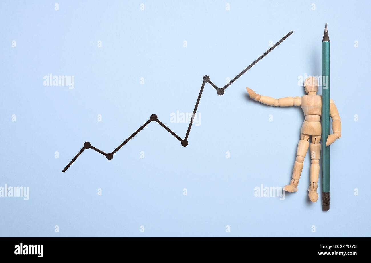 Schaufensterpuppe aus Holz und Graphik mit wachsenden Indikatoren auf blauem Hintergrund. Analyse der Finanzindikatoren in der Wirtschaft Stockfoto