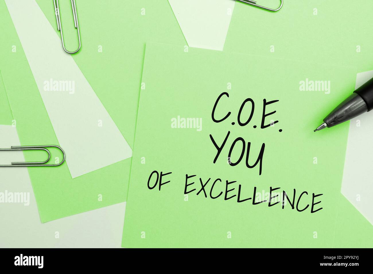 Text mit Inspiration C.O.E. Center Of Excellence. Konzept bedeutet, Alpha-Marktführer in Ihrer Position zu sein Stockfoto