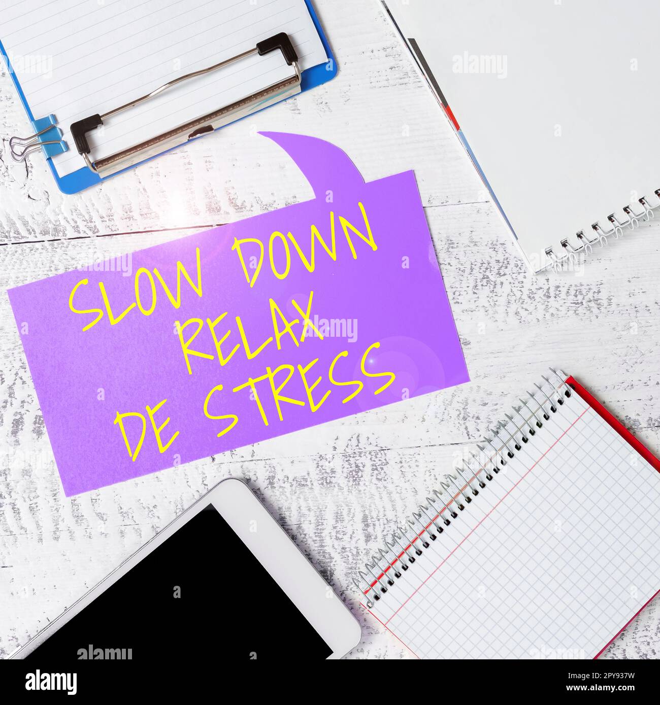 Inspiration mit Schild „Slow Down Relax De Stress“. Business Concept Have a Break Stresspegel reduzieren Ruhe bewahren Stockfoto