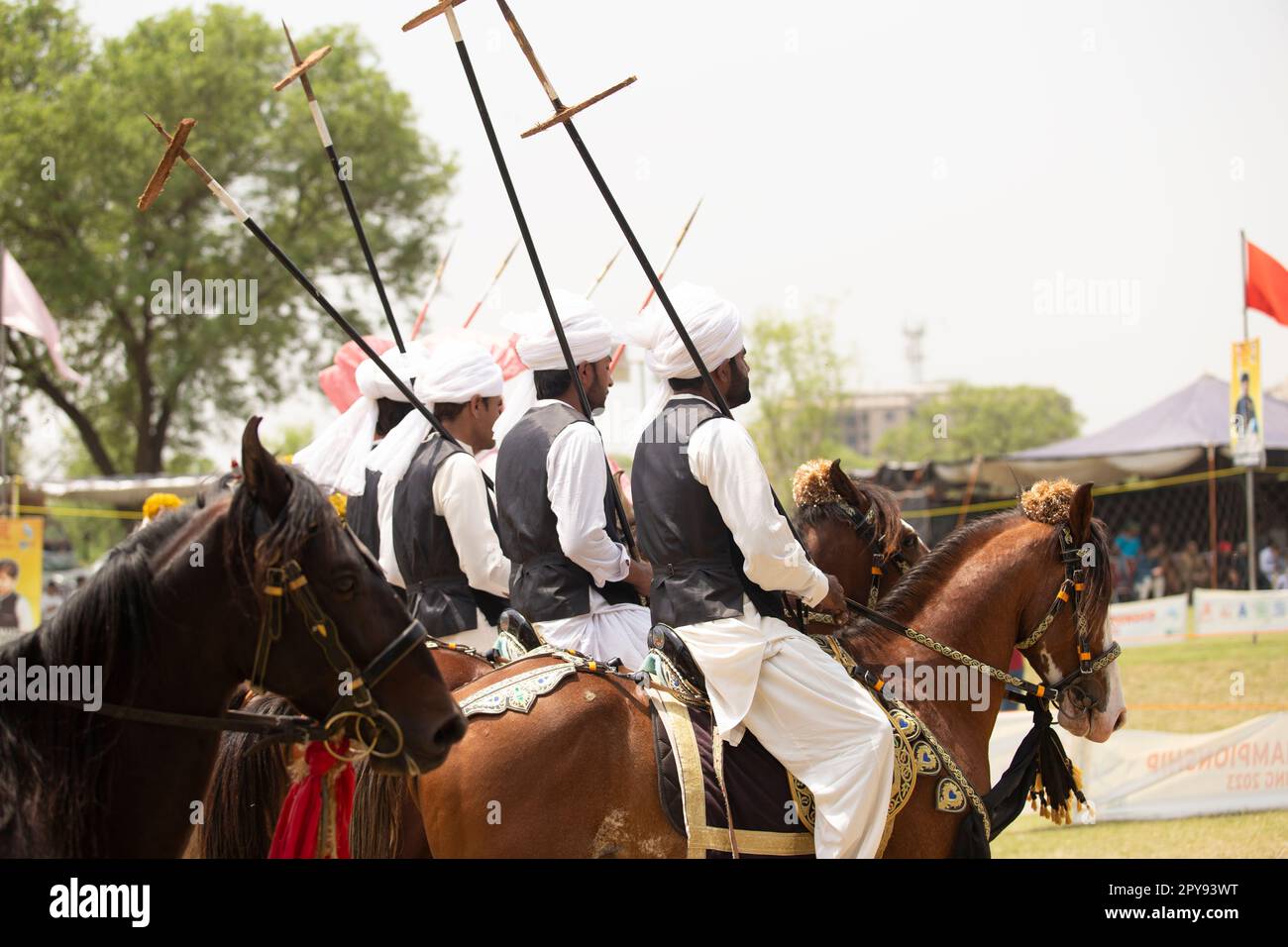 Pakistan, asiatischer Reiter auf dem traditionellen Islamabad Championship Zeltverankerungsfestival in Islamabad Zeltverankerung . 30-April-2023 Stockfoto