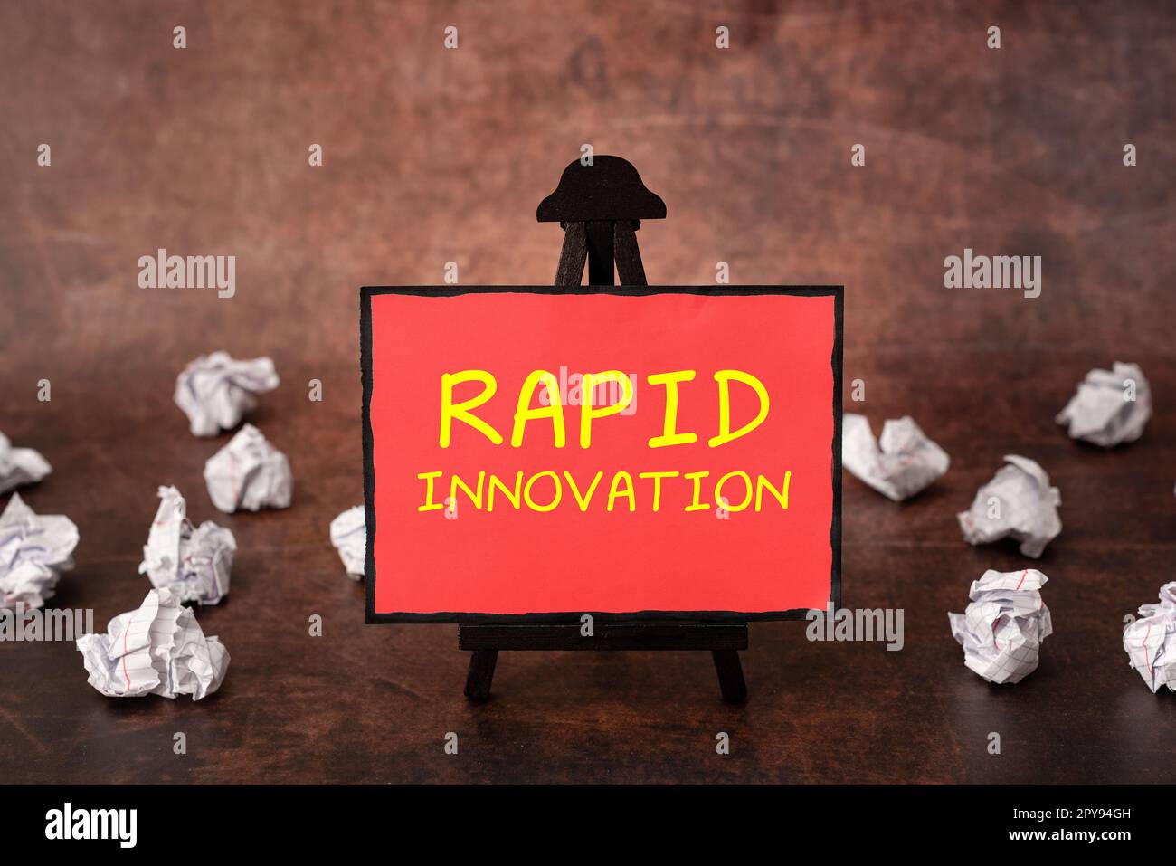 Handschriftlicher Text Rapid Innovation. Wort für Merkmal einer Website, die Suchmaschinenalgorithmen verwendet Stockfoto