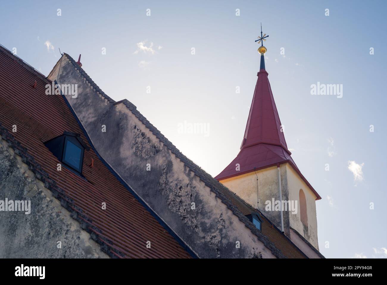 Historische Kirche mit umgebender Mauer in Ofenbach Niederösterreich Stockfoto