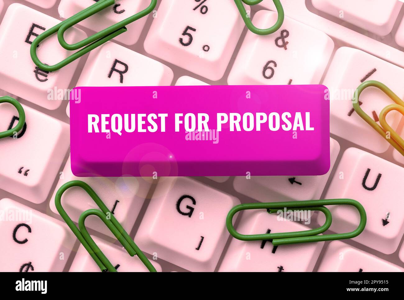 Schreiben mit Anzeige des Texts „Request for Proposal“. Wort für Dokument enthält Ausschreibungsverfahren nach Agentur oder Unternehmen Stockfoto