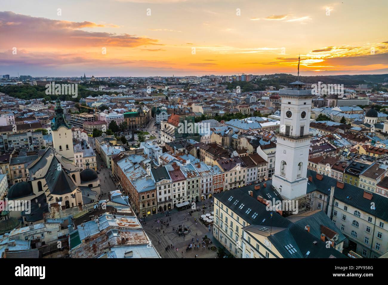 Dächer der Altstadt in Lemberg in der Ukraine während des Tages. Die magische Atmosphäre der europäischen Stadt. Wahrzeichen, Rathaus und Hauptplatz. Stockfoto
