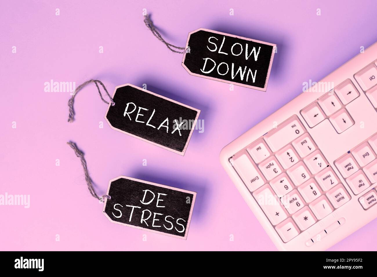 Inspiration mit Schild „Slow Down Relax De Stress“. Business Showcase eine Pause einlegen Stresspegel reduzieren Ruhe bewahren Stockfoto