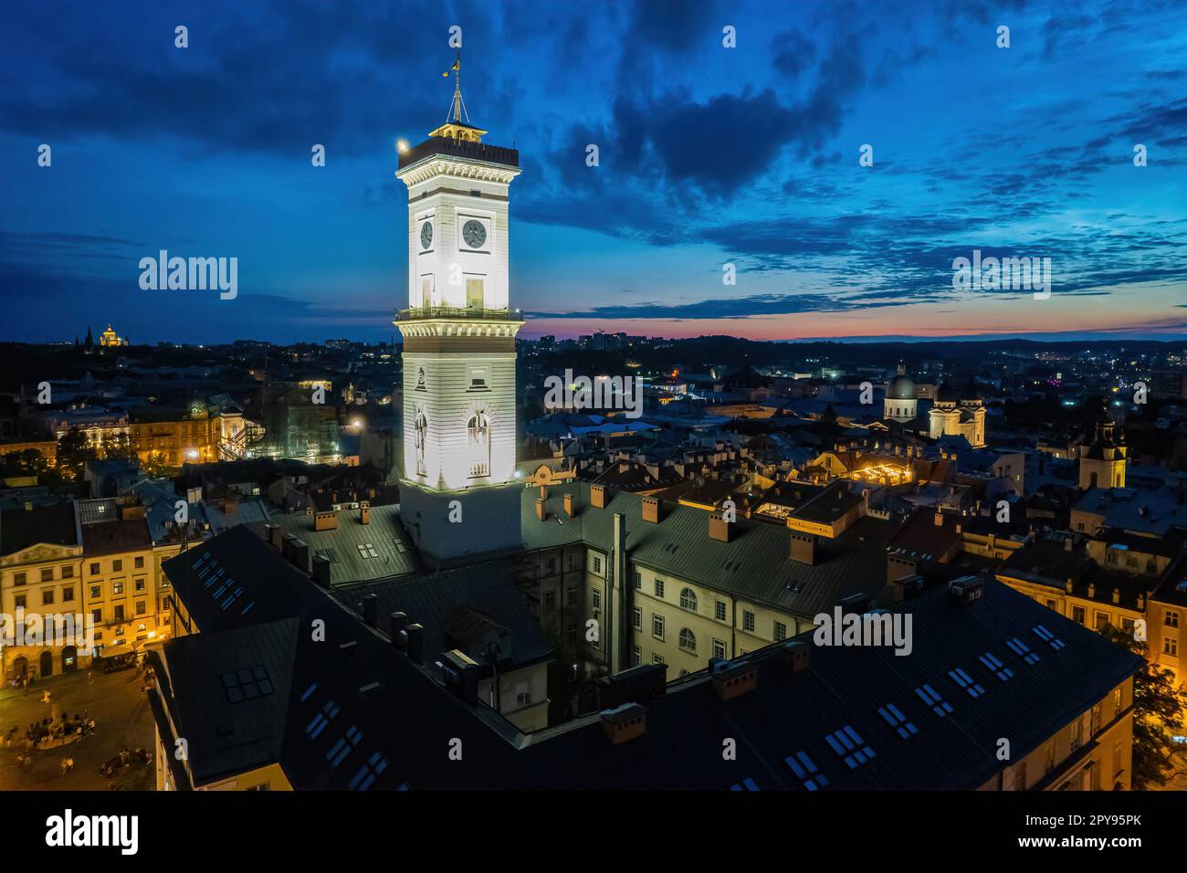 Panoramablick bei Sonnenuntergang über der europäischen Altstadt. Vogelperspektive. Stockfoto
