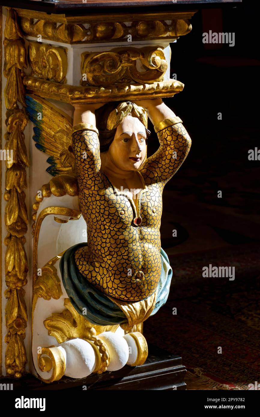 Säulenbasis mit Skulptur in einer barocken Kirche aus dem 18. Jahrhundert im Viertel Pelourinho in der Stadt Salvador, Bahia, Brasilien Stockfoto