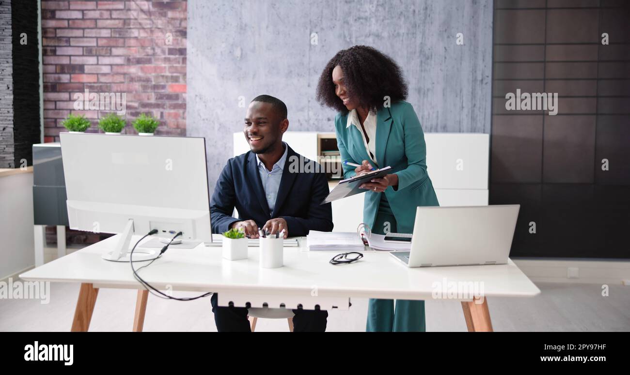 Mitarbeiterschulung Für Computeranalytiker. Zwei Afrikaner Stockfoto