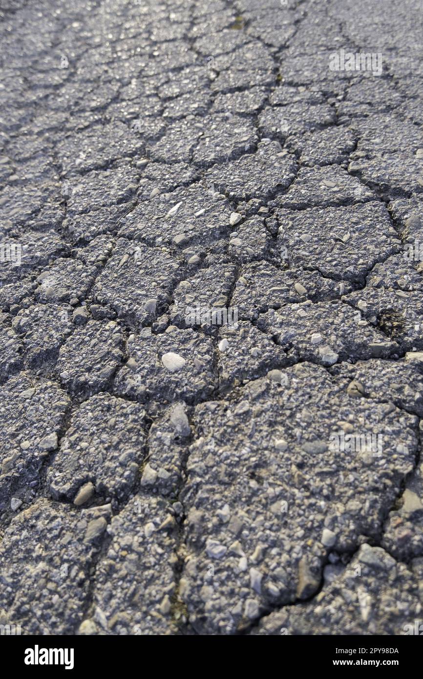 Risse im Asphaltboden Stockfoto