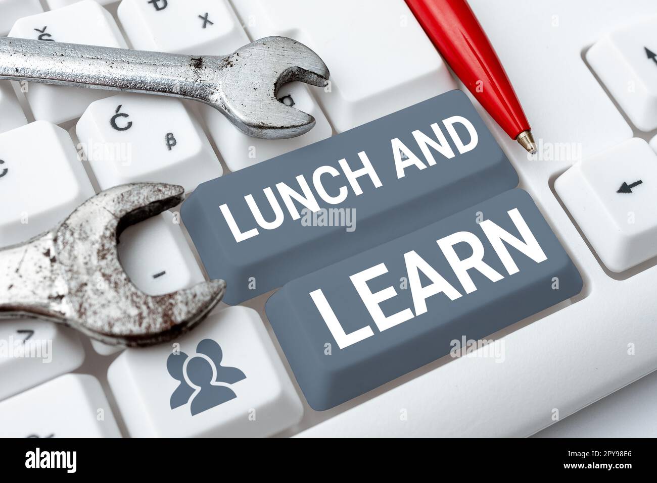 Konzeptunterschrift Mittagessen und Lernen. Das Wort, auf das geschrieben wurde, hat die Motivation zu essen und zu studieren, um zu lernen Essen zu lernen Stockfoto