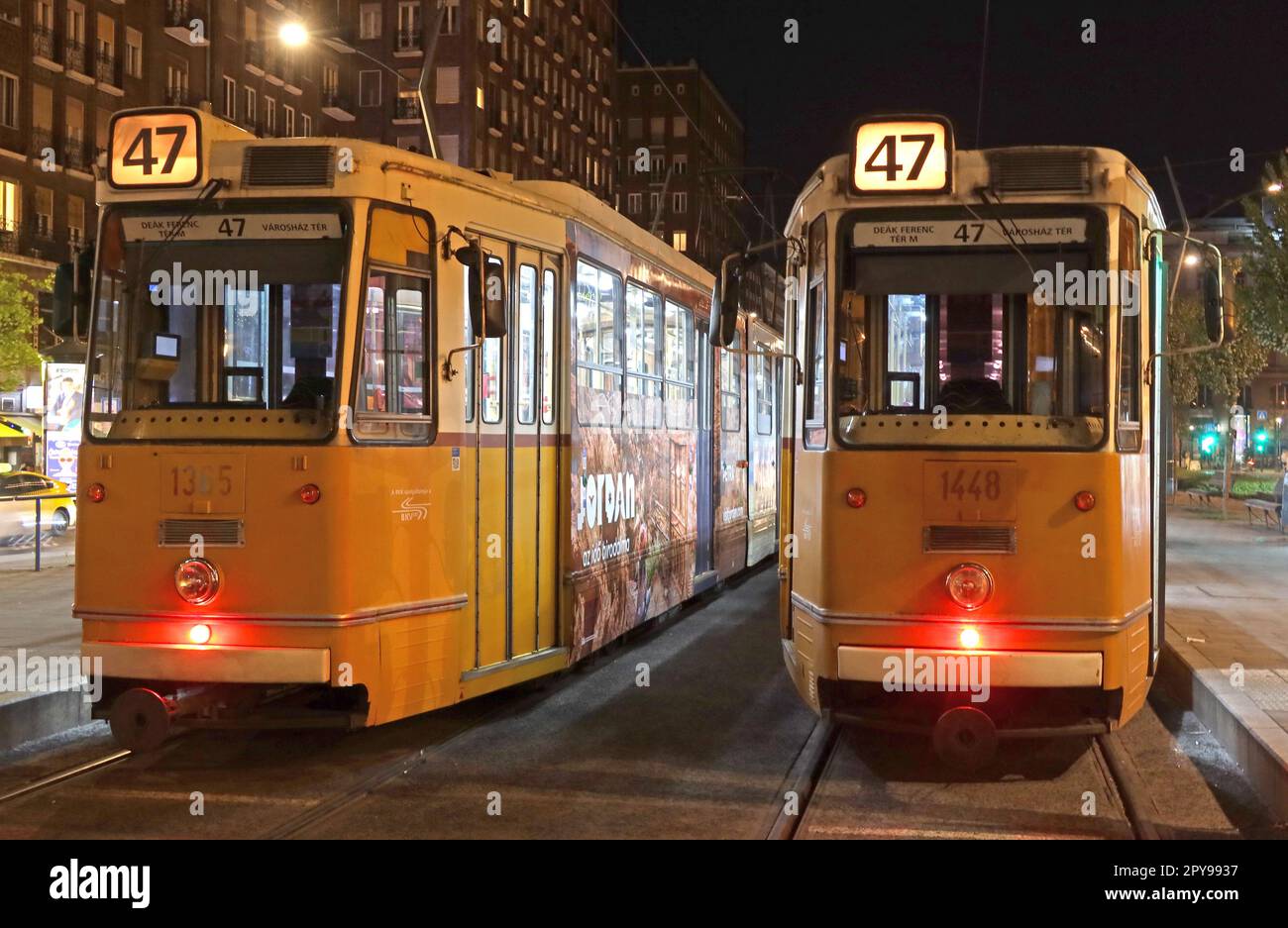 Zwei Budapest-Straßenbahnen 1315 1448, Linie No47, Deák Ferenc Tér M nach Városház Tér, bei Nacht, Budapest, 1051 Ungarn Stockfoto