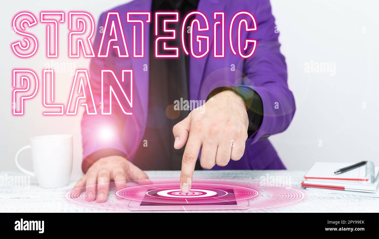 Handschriftliches Schild Strategieplan. Ein Wort über Einen Prozess der Strategiedefinition und Entscheidungsfindung Stockfoto