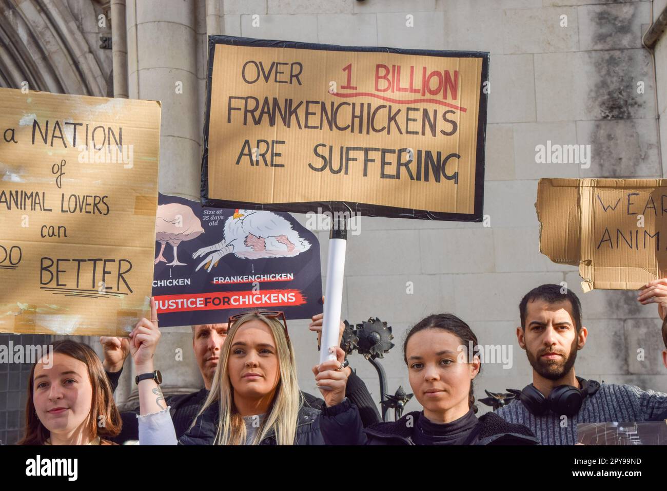 London, Großbritannien. 3. Mai 2023 Demonstranten versammelten sich vor den königlichen Gerichtshöfen als Wohltätigkeitsorganisation für Tiere die Humane League UK ergreift rechtliche Schritte gegen die Regierung wegen "Frankenchickens", Hühnern, die in anormalen Raten auf eine anormale Größe gezüchtet werden, was nach Aussage von Aktivisten großes Leid verursacht und gegen die Vorschriften zum Schutz von Nutztieren verstößt. Kredit: Vuk Valcic/Alamy Live News Stockfoto