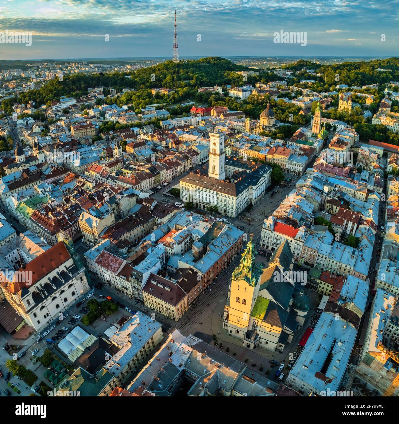 Panoramablick im Sommer von der Drohne auf das historische Zentrum von Lemberg, Ukraine Stockfoto