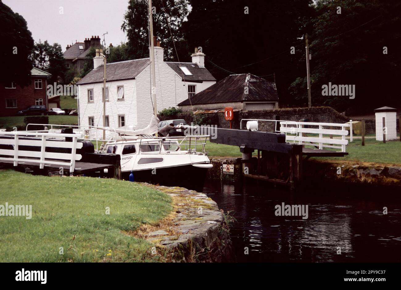 Boot fährt durch die Schleuse auf dem Crinan Canal, bei Ardrishaig, Argyll und Bute, Schottland. Stockfoto