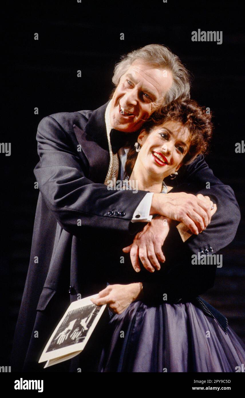Kevin Colson (Sir George Dillingham), Kathleen Rowe McAllen (Giulietta Trapani) in ASPECTS OF LOVE at the Prince of Wales Theatre, London W1 17/04/1989 Musik & Buch von Andrew Lloyd Webber Texte: Don Black & Charles Hart Design: Maria Bjornson Beleuchtung: Andrew Bridge Choreographie: Gillian Lynne Regisseur: Trevor Nunn Stockfoto