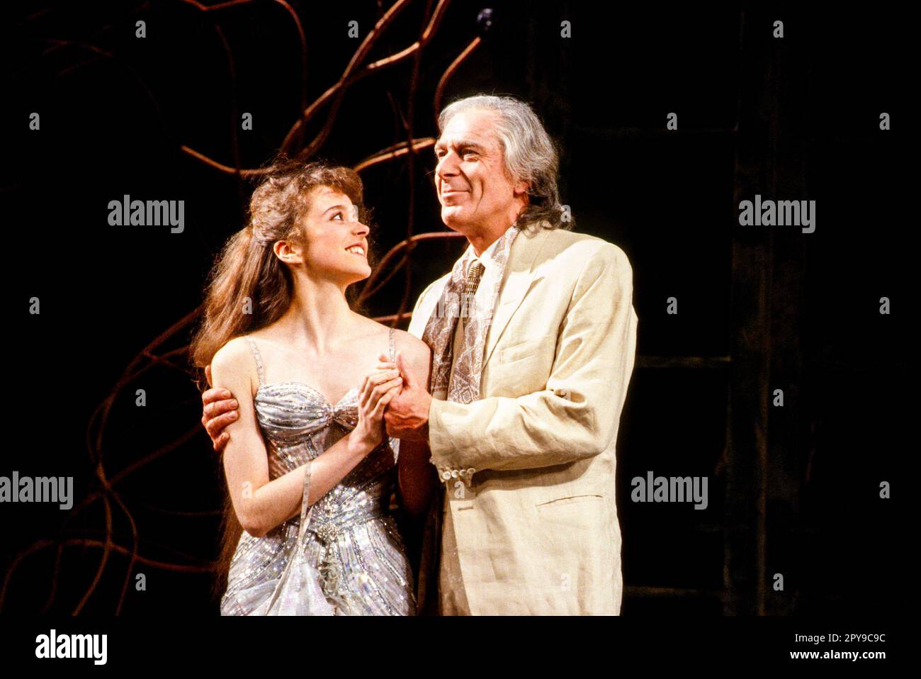 Diana Morrison (Jenny Dillingham), Kevin Colson (Sir George Dillingham) in ASPECTS OF LOVE at the Prince of Wales Theatre, London W1 17/04/1989 Musik & Buch von Andrew Lloyd Webber Texte: Don Black & Charles Hart Design: Maria Bjornson Beleuchtung: Andrew Bridge Choreographie: Gillian Lynne Regisseur: Trevor Nunn Stockfoto