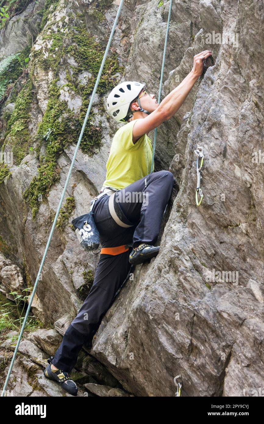 Florian Singer, Klettern, St. Adolari Klettergarten, Oetztal, Österreich Stockfoto