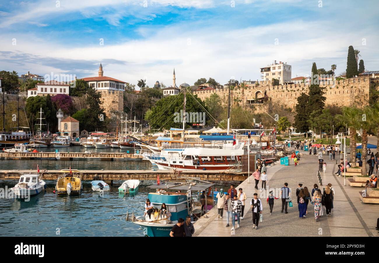 Antalyas malerischer Hafen: Boote, antike Mauern und malerische Ausblicke - Dieses Foto zeigt den atemberaubenden Blick auf Antalyas charmanten Hafen Stockfoto