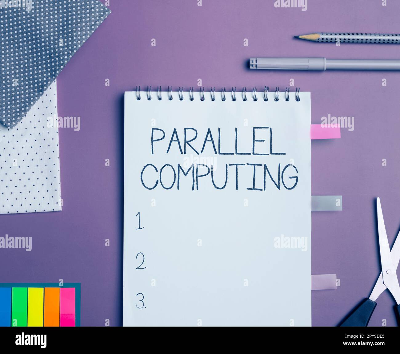 Textzeichen für Parallelverarbeitung. Wort für gleichzeitige Berechnung mittels Software und Hardware Stockfoto