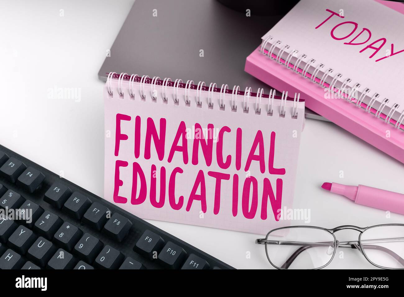 Schreiben mit Text "Financial Education". Ein Wort für das Verständnis von Währungsbereichen wie Finanzen und Investitionen Stockfoto