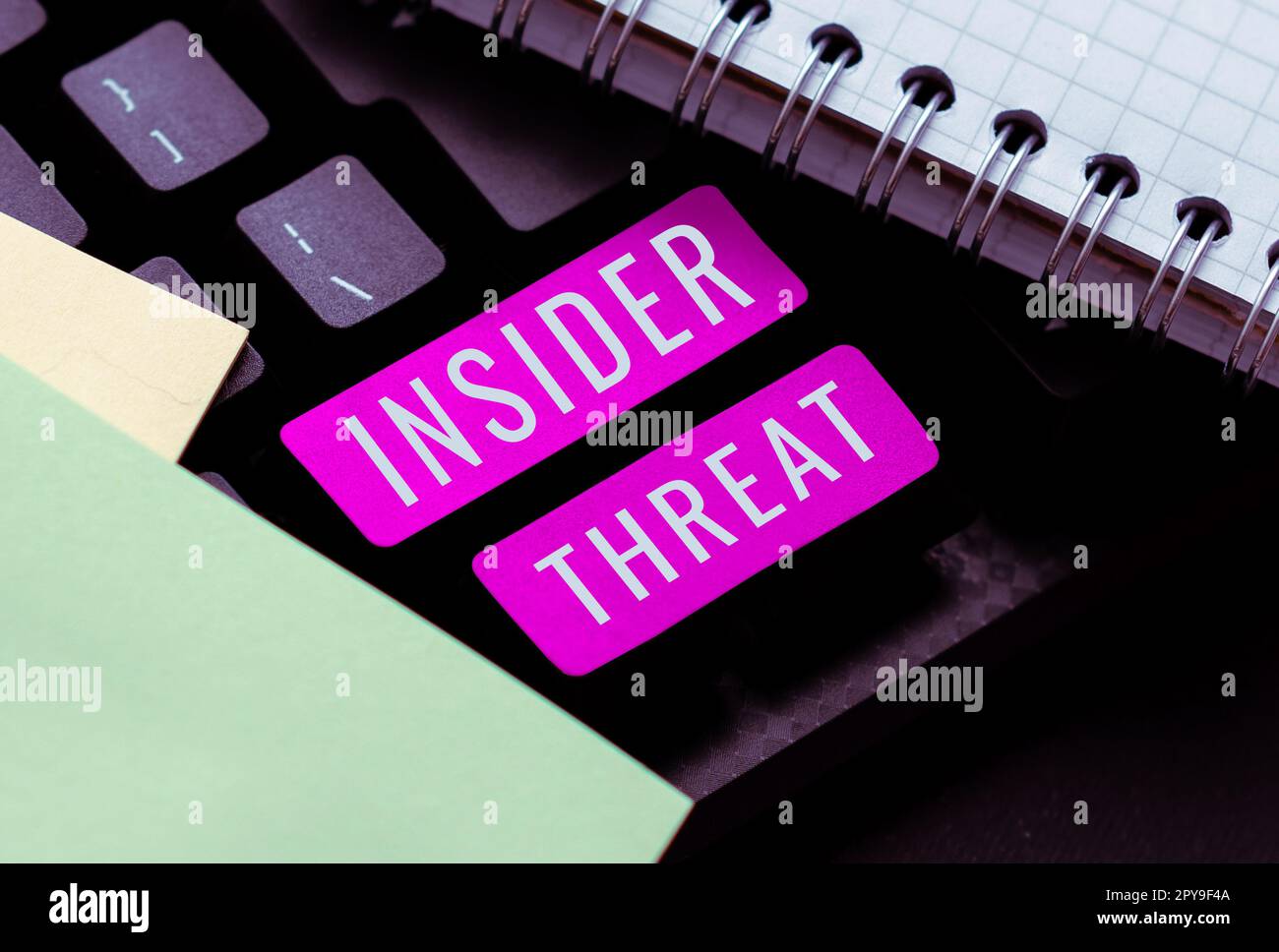 Textunterschrift stellt Insider-Bedrohung dar. Sicherheitsbedrohung durch das Internet-Konzept, die innerhalb des Unternehmens entsteht Stockfoto