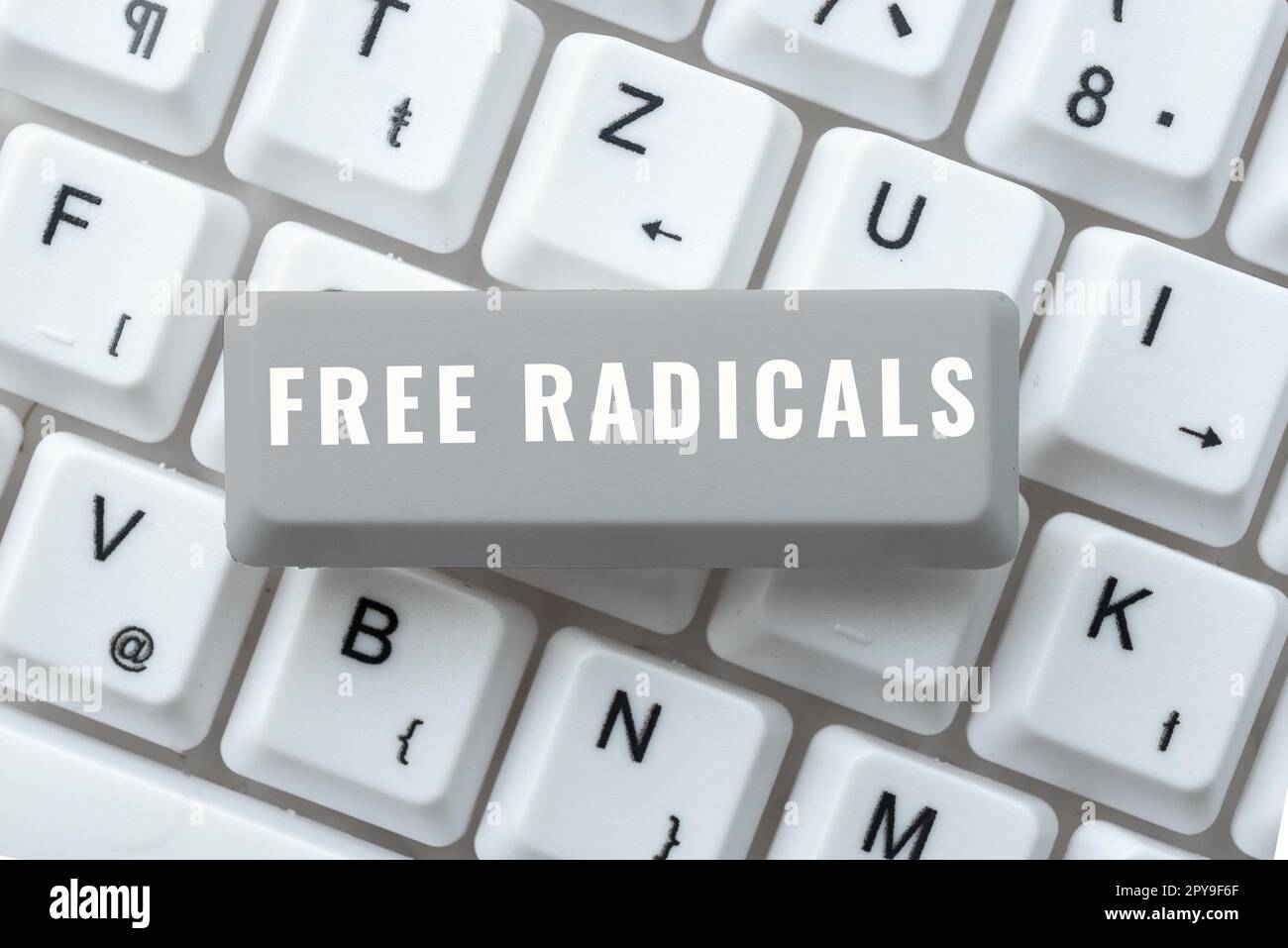 Handgeschriebenes Schild "Free Radicals". Wort für im Körper durch natürliche Prozesse hergestellt oder durch Tabakrauch, Giftstoffe eingeführt Stockfoto
