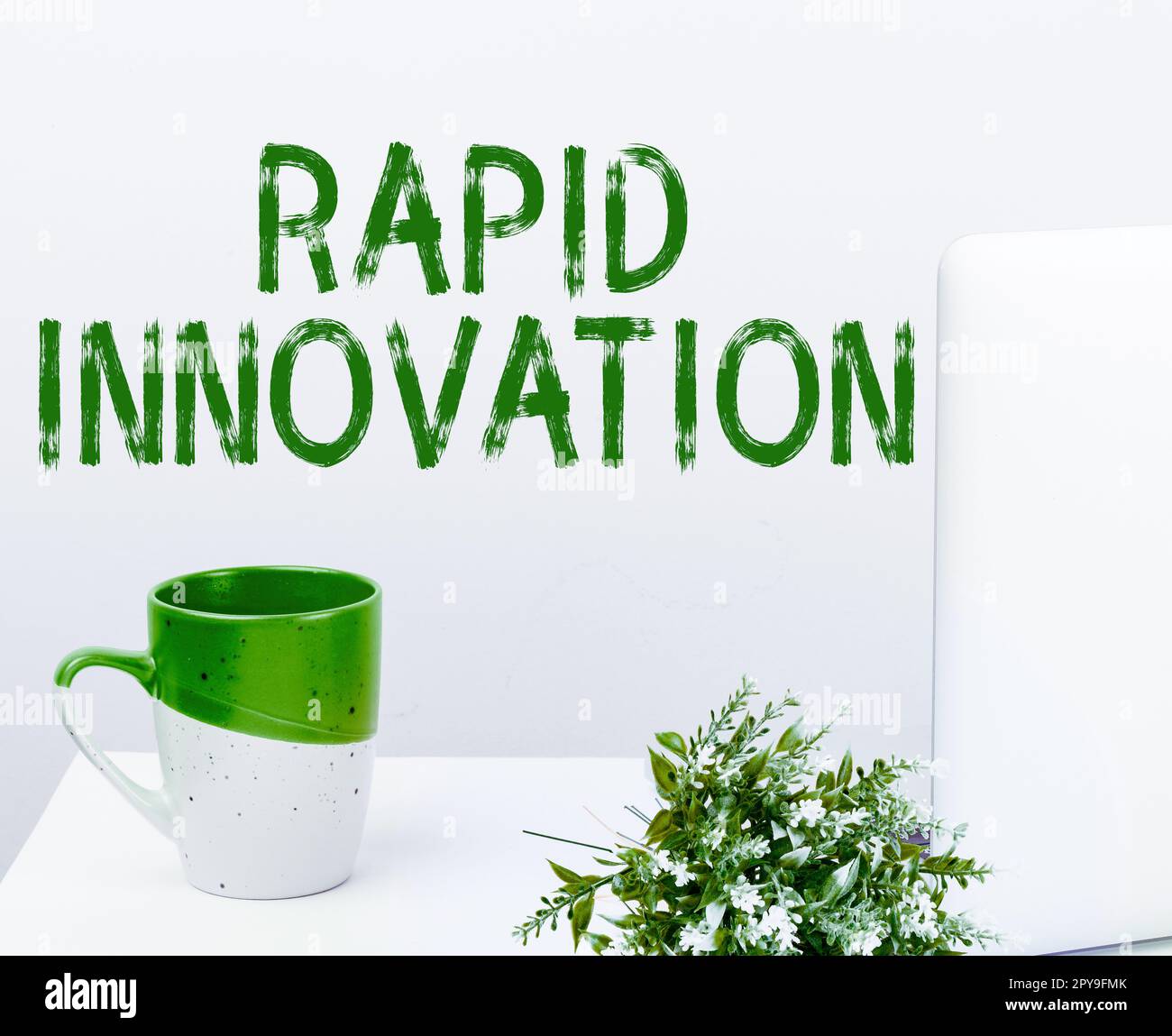 Textunterschrift für schnelle Innovationen. Geschäftsidee, die charakteristisch für eine Website ist, die Suchmaschinenalgorithmen verwendet Stockfoto