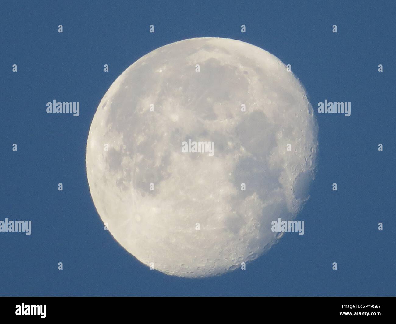 Schöne Mond voll große runde Satelliten Krater Stockfoto