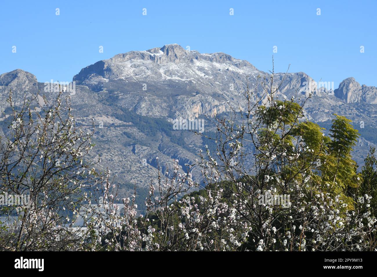 Sehr seltener Schnee in den Bergen von Guadalest, Provinz Alicante, Costa Blanca, Spanien Stockfoto