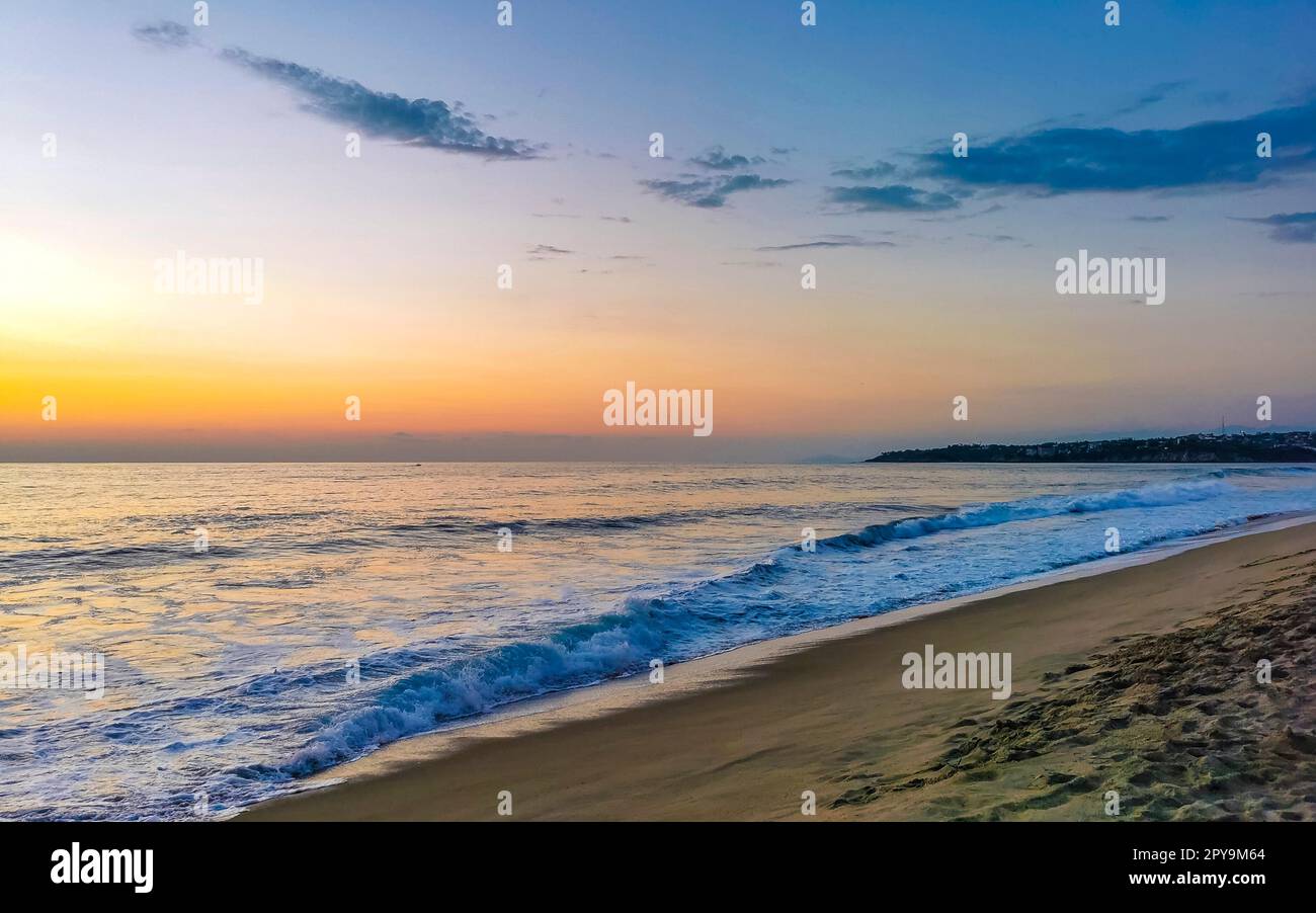 Farbenfroher goldener Sonnenuntergang, große Welle und Strand Puerto Escondido Mexiko. Stockfoto