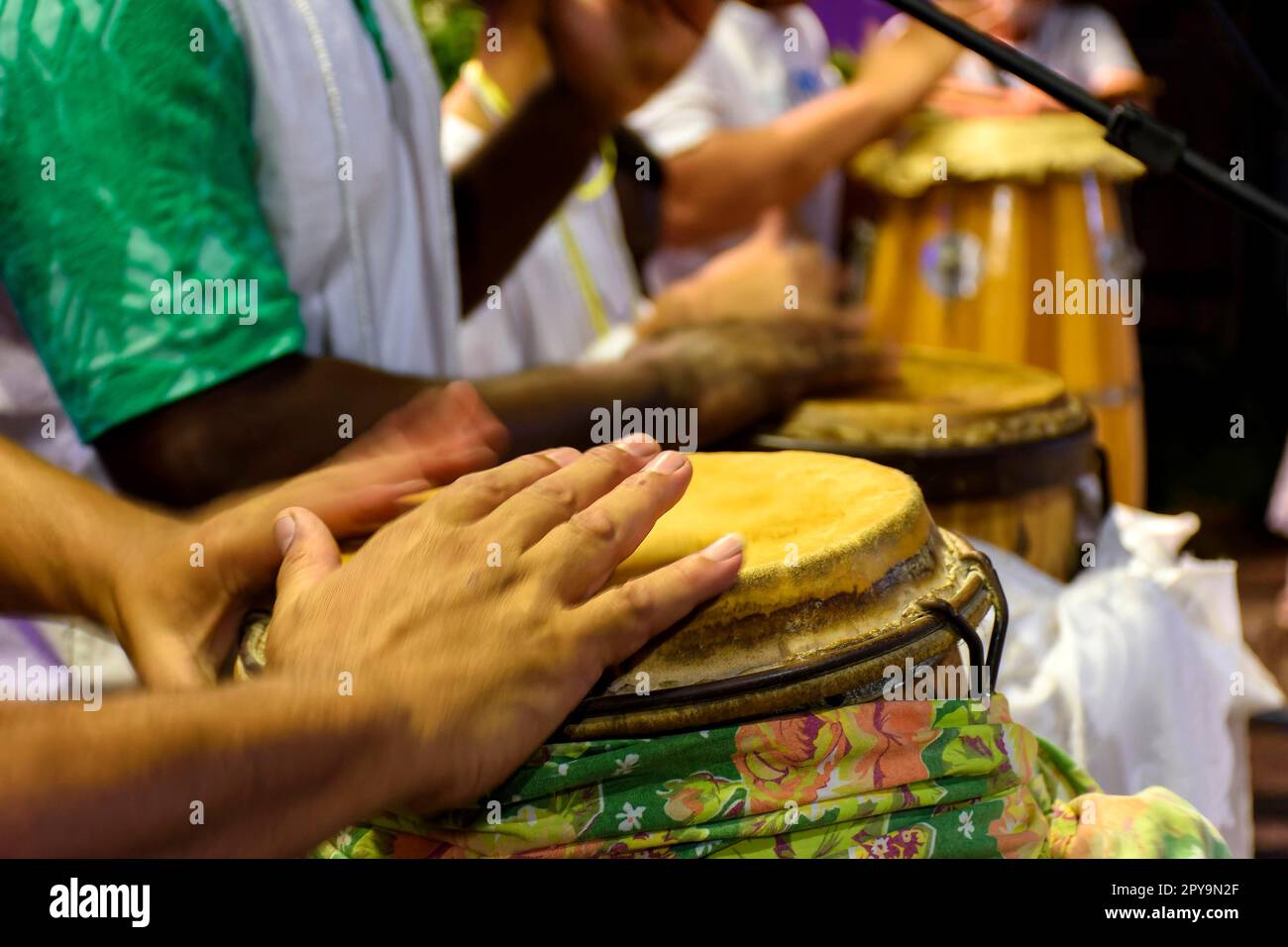 Trommeln, die in Brasilien als atabaque bezeichnet werden, werden während einer Zeremonie gespielt, die typisch für Umbanda ist, eine afro-brasilianische Religion, wo sie die Hauptinstrumente sind Stockfoto