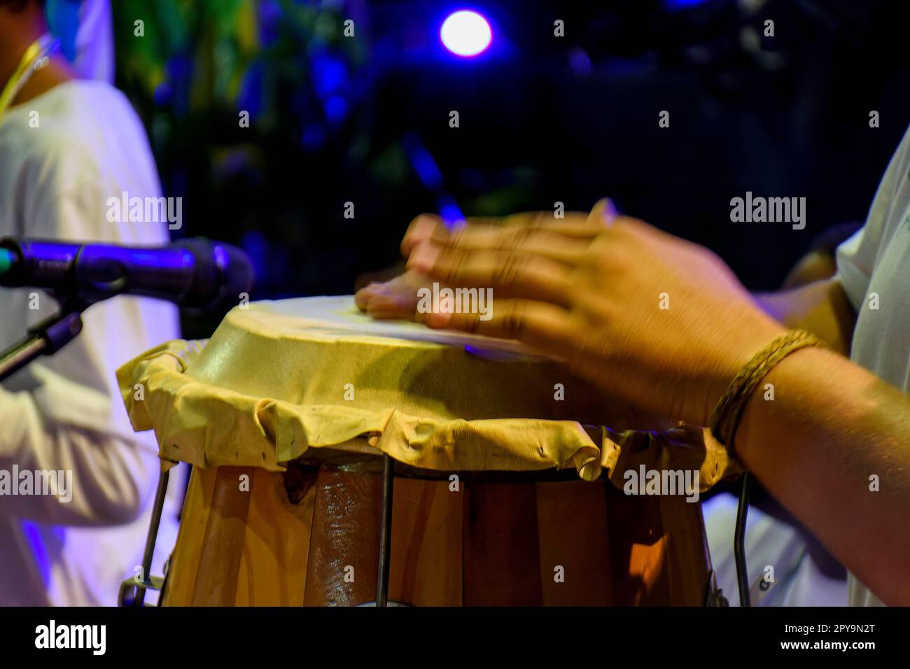 Die Trommeln, die in Brasilien als atabaque bezeichnet werden, wurden während einer typischen Umbanda-Zeremonie verwendet, einer afro-brasilianischen Religion, wo sie die Hauptinstrumente sind, Brasilien Stockfoto