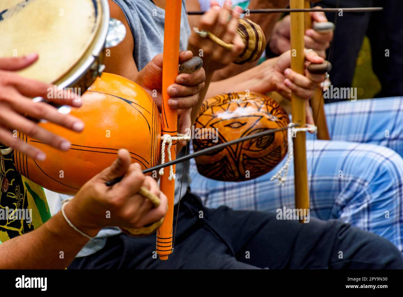 Mehrere afro-brasilianische Perkussion-Musikinstrumente während einer Capoeira-Vorstellung in den Straßen Brasiliens, Brasilien Stockfoto